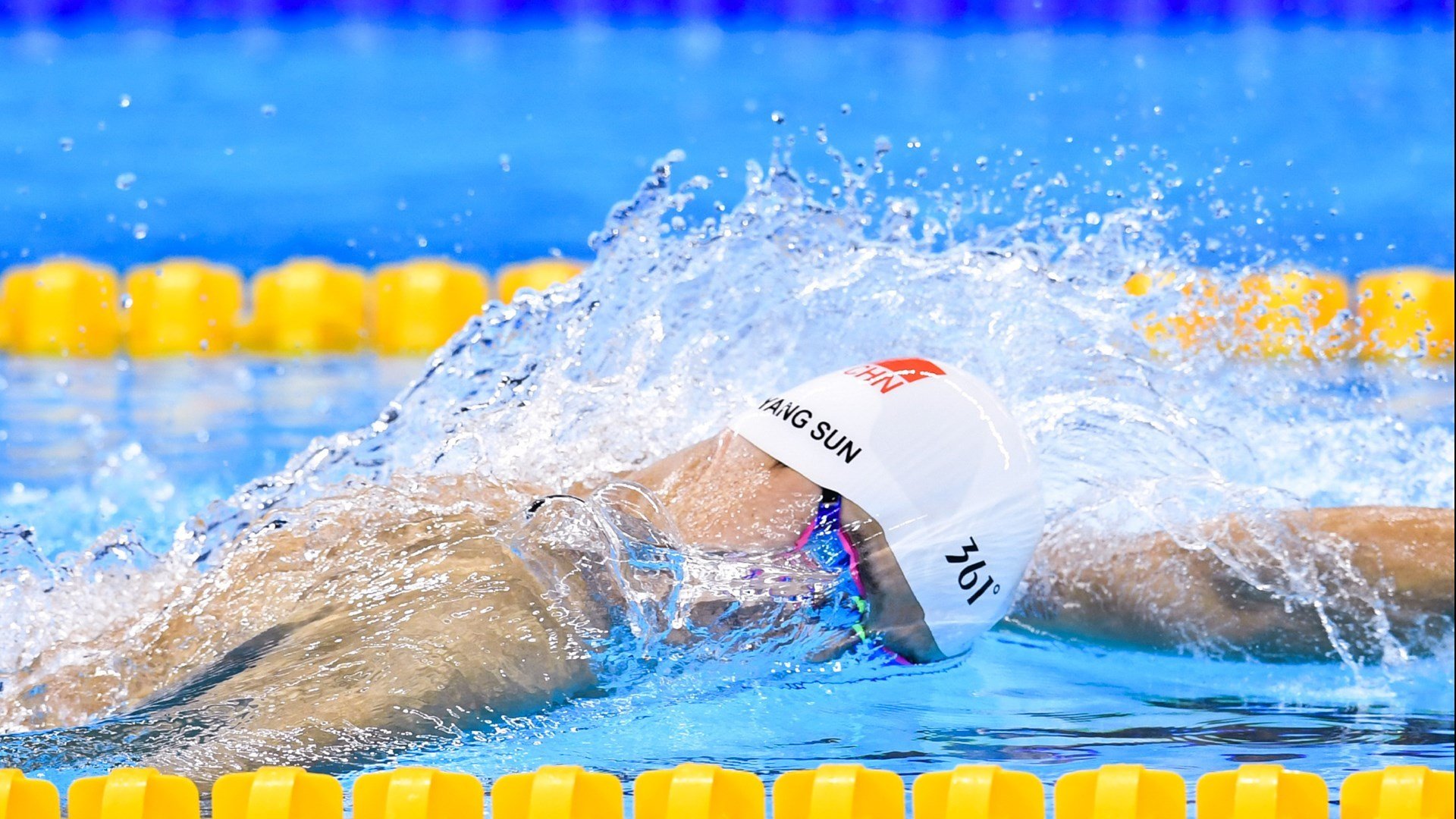 电竞选手如何维护自身形象：言行谨慎与积极阳光，电竞选手的自我修养